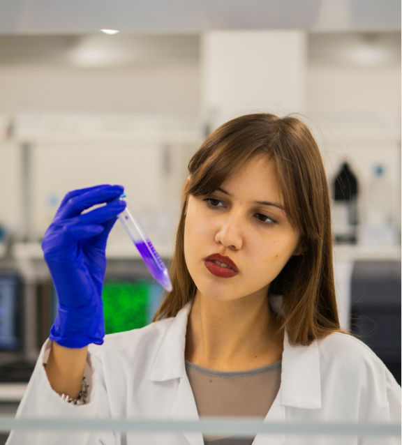 imagem menina estudante no laboratorio